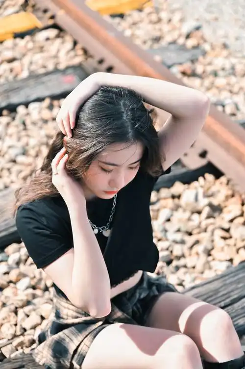 厦门废弃铁路拍摄夏季天空清新漂亮的小姑娘