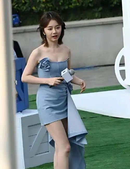 谭松韵的照片曝光,淡蓝色抹胸大秀长腿,笑容如初恋_这是因为_比例