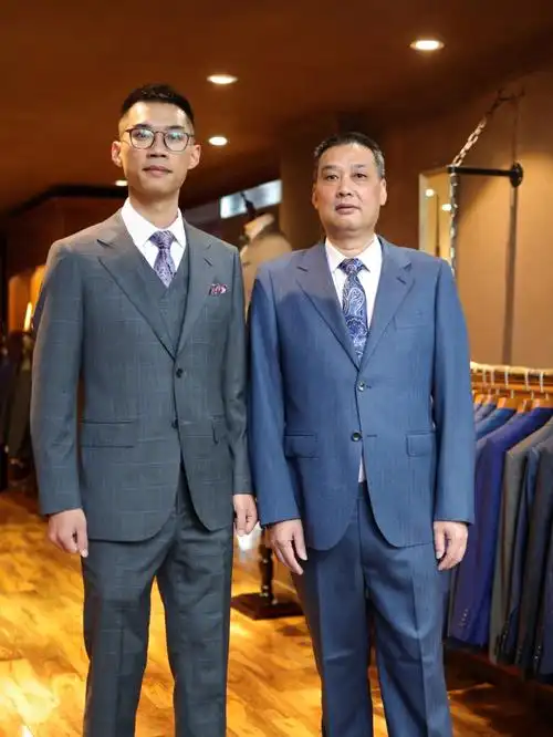 父亲的服装亦是如此父子帅气的西服必将成为婚礼一大亮点78-蓝色暗