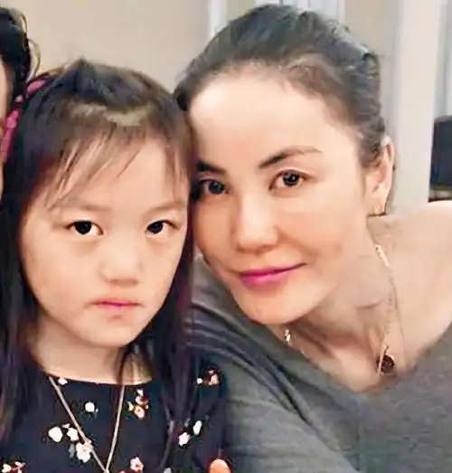 王菲的两个女儿李嫣乐观自信窦靖童独立成熟姐妹俩相差好大