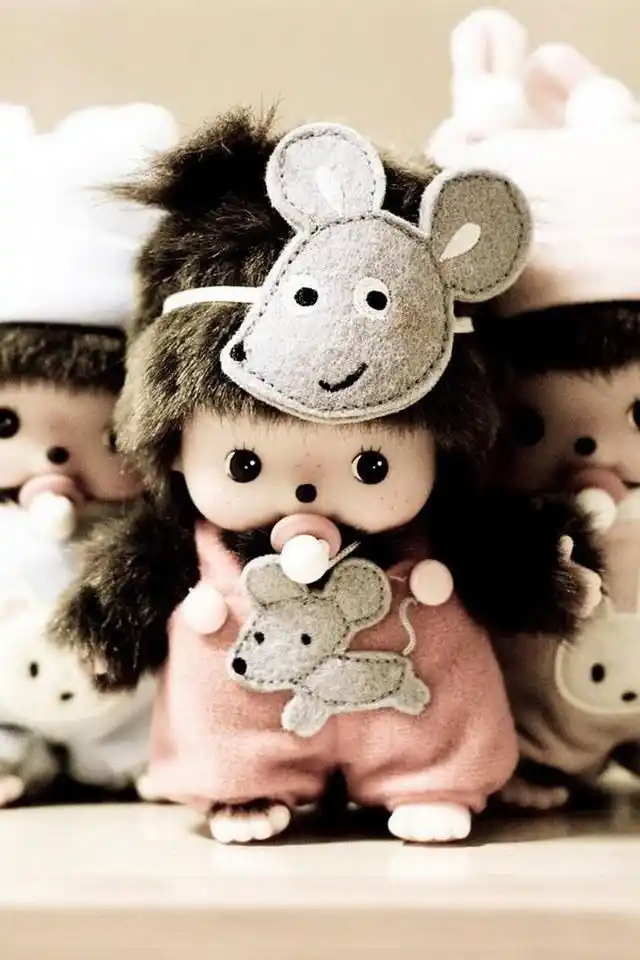 可爱时尚蒙奇奇公仔高清手机壁纸_卡通_手机壁纸下载_美桌网