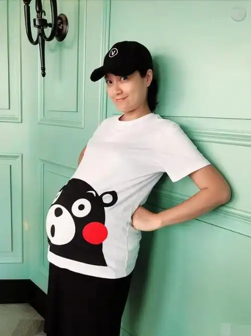 谢娜怀孕的后期因为是双胞胎,活动不了多久就走不