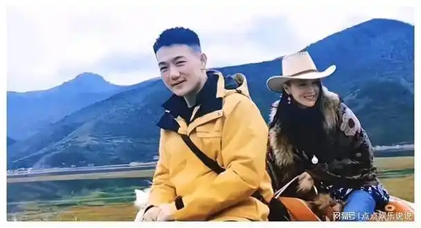 张馨予老公何捷与企鹅合影现场嗨翻爱心大放送