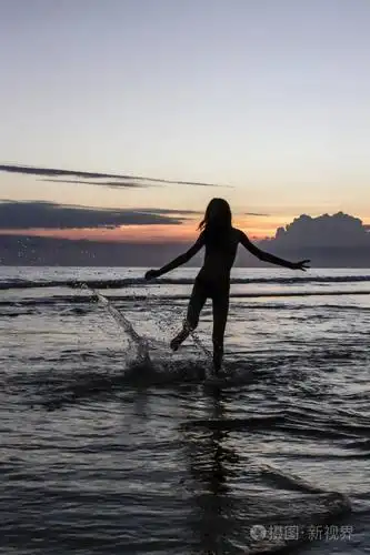 在海滩上夕阳背景下奔跑的女孩剪影照片-正版商用图片18s7ej-摄图新