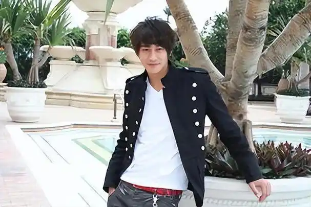 瘦成猴子就别演猛将何润东教你们什么才叫一夫当关万夫莫开