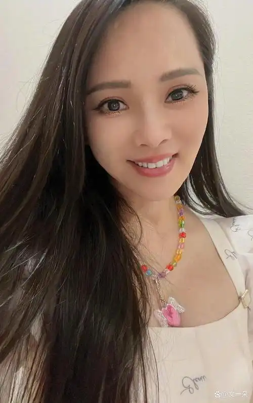 54岁伊能静近照面部僵硬,烤瓷牙突兀,像变了一个人