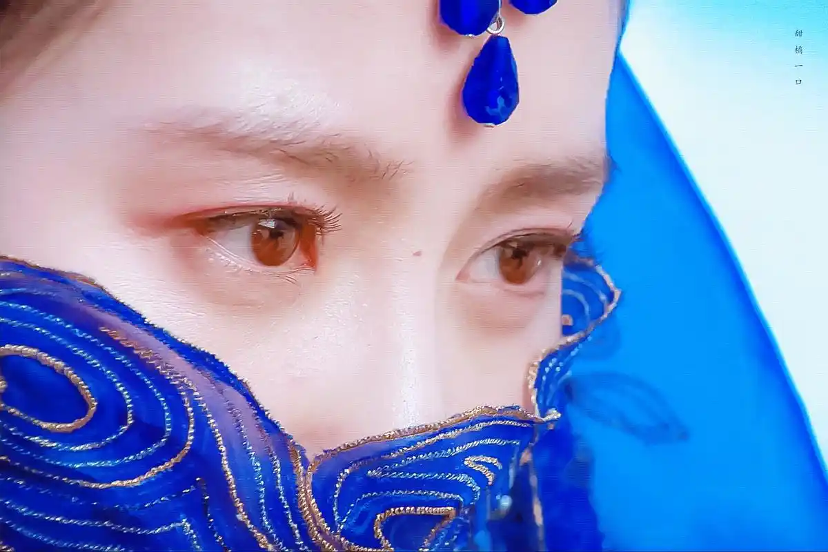 刘诗诗把自己的眉心痣点掉了,感觉原来的眉心痣很灵动啊,还能起到修饰