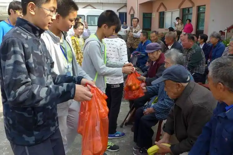 我校学生代表去敬老院慰问老人