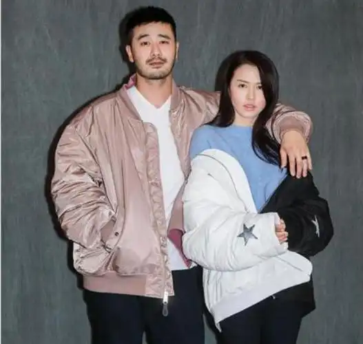 他看上去很年轻妻子是著名歌手谭维维40岁还没孩子令人遗憾