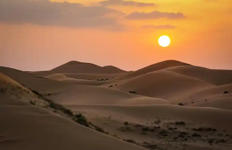 腾格里沙漠月亮湖