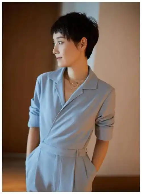 马伊琍状态超好,穿天蓝色连体裤凹造型,发型越剪越短却更显气场_马伊