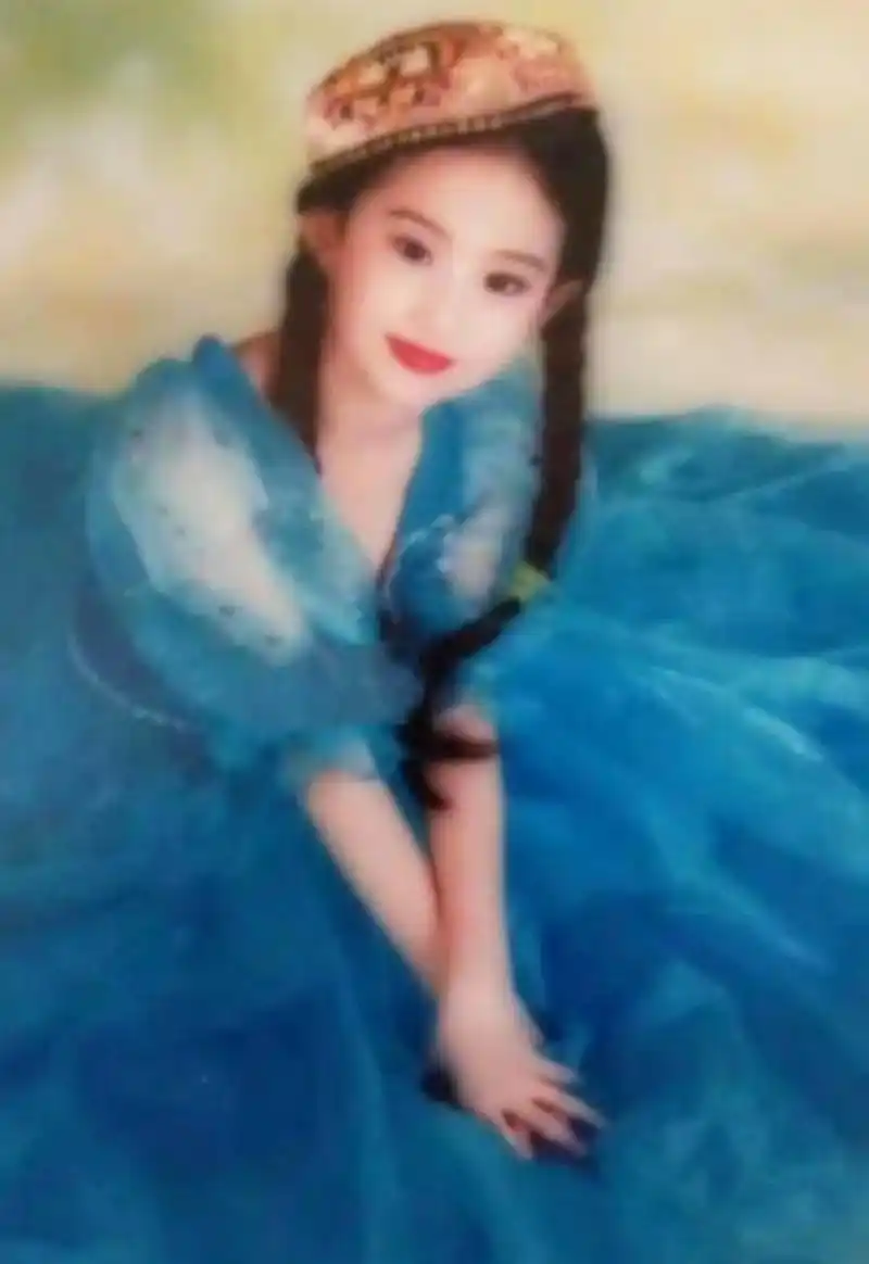 刘亦菲的小时候照片,他是小时候的美人胚!