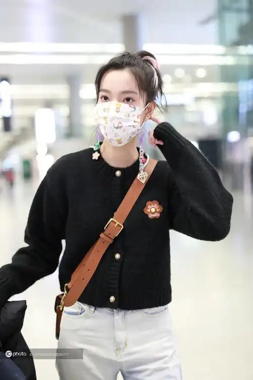 街拍庄达菲dnt针织衫牛仔裤acnestudios手袋元气可爱