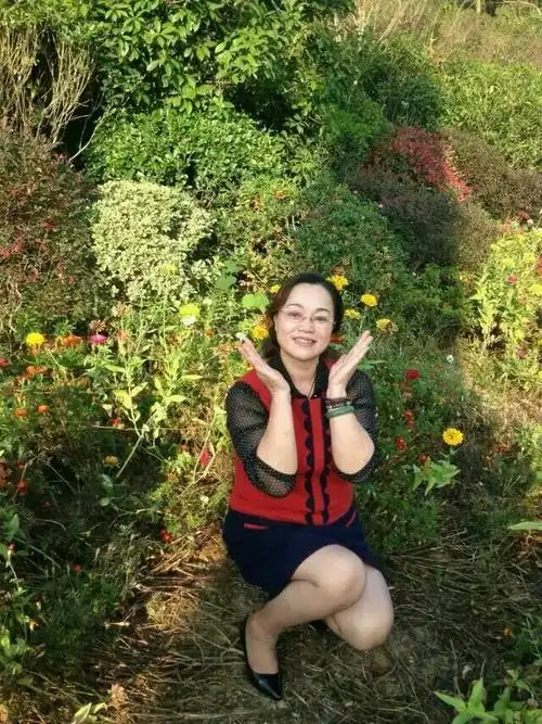 厨房里的自拍大妈~我要快乐