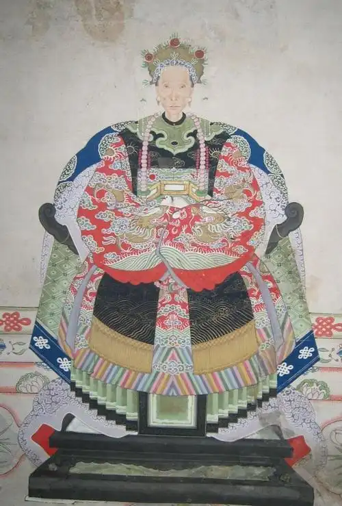 清代命妇礼服承袭明代礼服制度,仍使用凤冠霞帔.