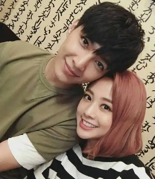 炎亚纶演唱会献吻,和吴映洁亲密互动,二人曾约定三十岁结婚_节目_网友