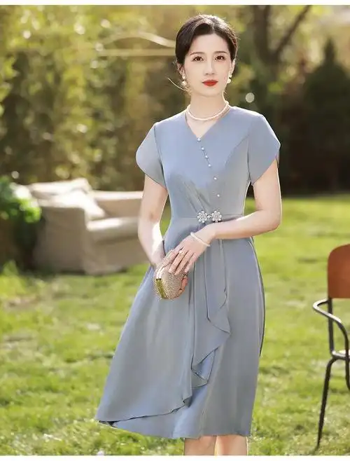 当中年女人穿起礼服来,真的被惊艳到了,成熟优雅很有女人味