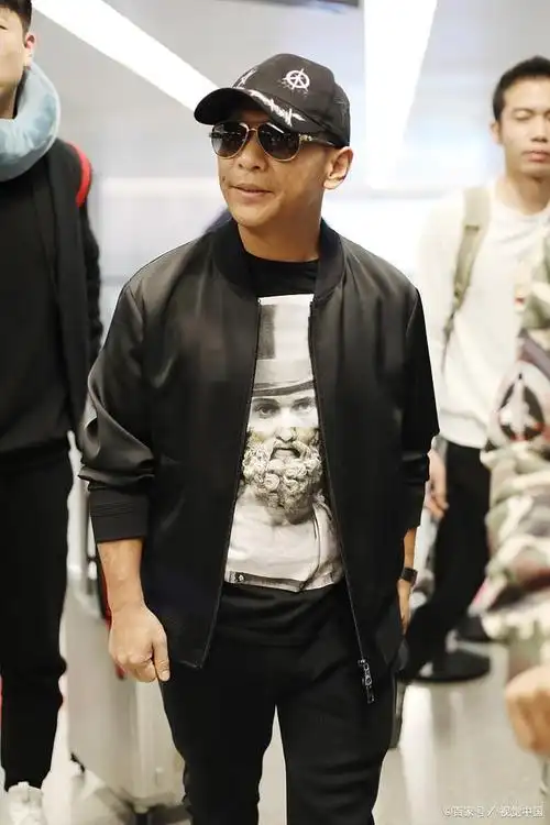 照片中,宋小宝身穿一套粉色衣服,梳着在韩国非常流行的微卷中分发型