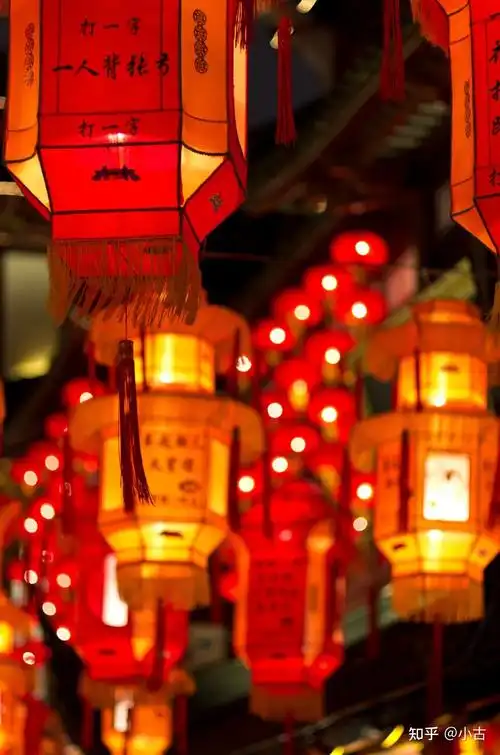 各式各样的宫灯,跑马灯一盏盏孔明灯,绢灯,橘灯猜灯谜,品元宵看花灯