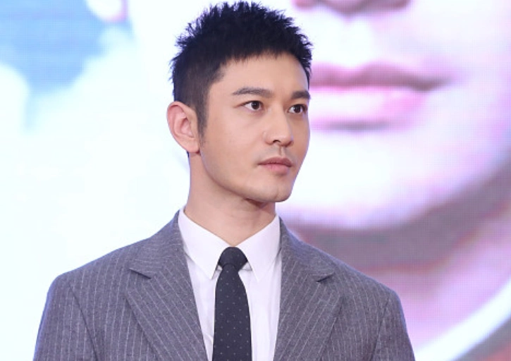 上台的黄晓明长的非常帅气,寸头干净利落,领带也很工整,但是就是面无