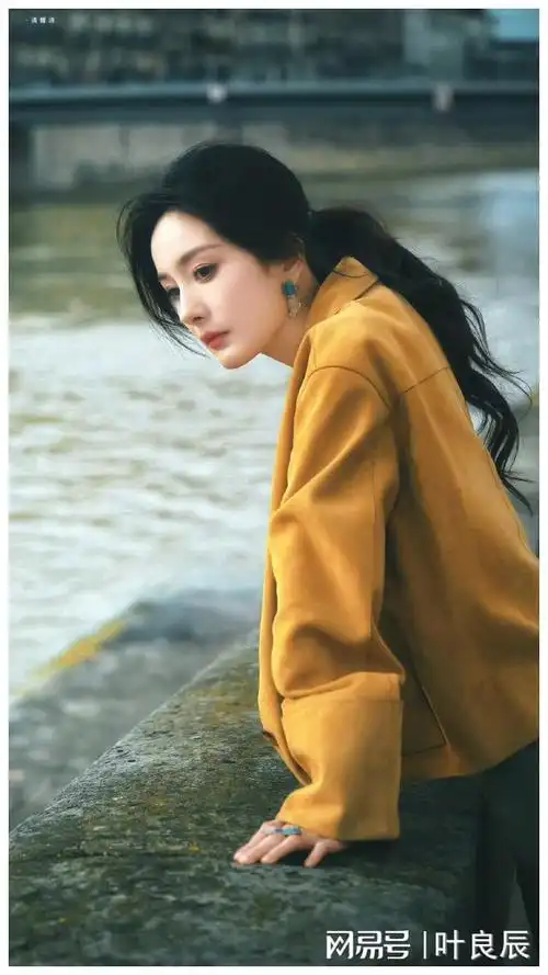 霸气女王杨幂私下变软妹,网友争议:两面女王真颜出道?_网易订阅