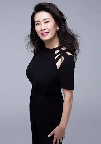 与初恋同居8年被抛弃后嫁给前男友的铁哥们今50岁风韵犹存