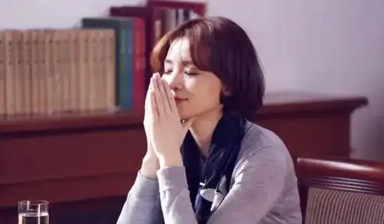 董卿一个女人的内在气质其实只源于两件事能做到的不多