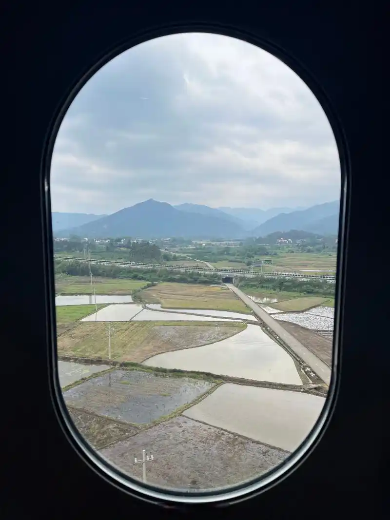 【#高铁车窗外的风景有多美# 】乘着复兴号抬头望向窗外,仿佛打开了一