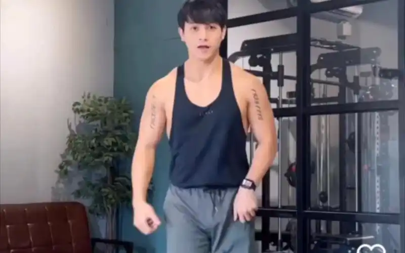 灰裤子大包肌肉男的初雪cha