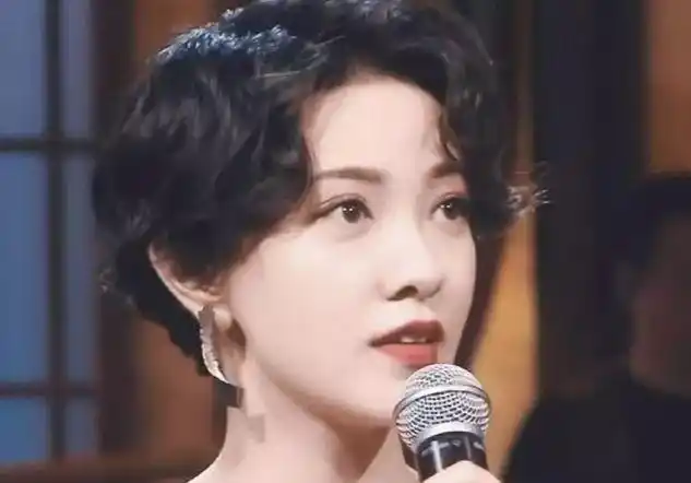 正是这样,每一届的女神评选都会出现周慧敏,邱淑贞,王祖贤等90年代