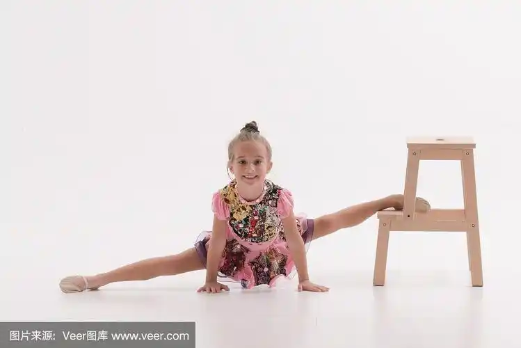 小女孩在芭蕾舞室做劈叉