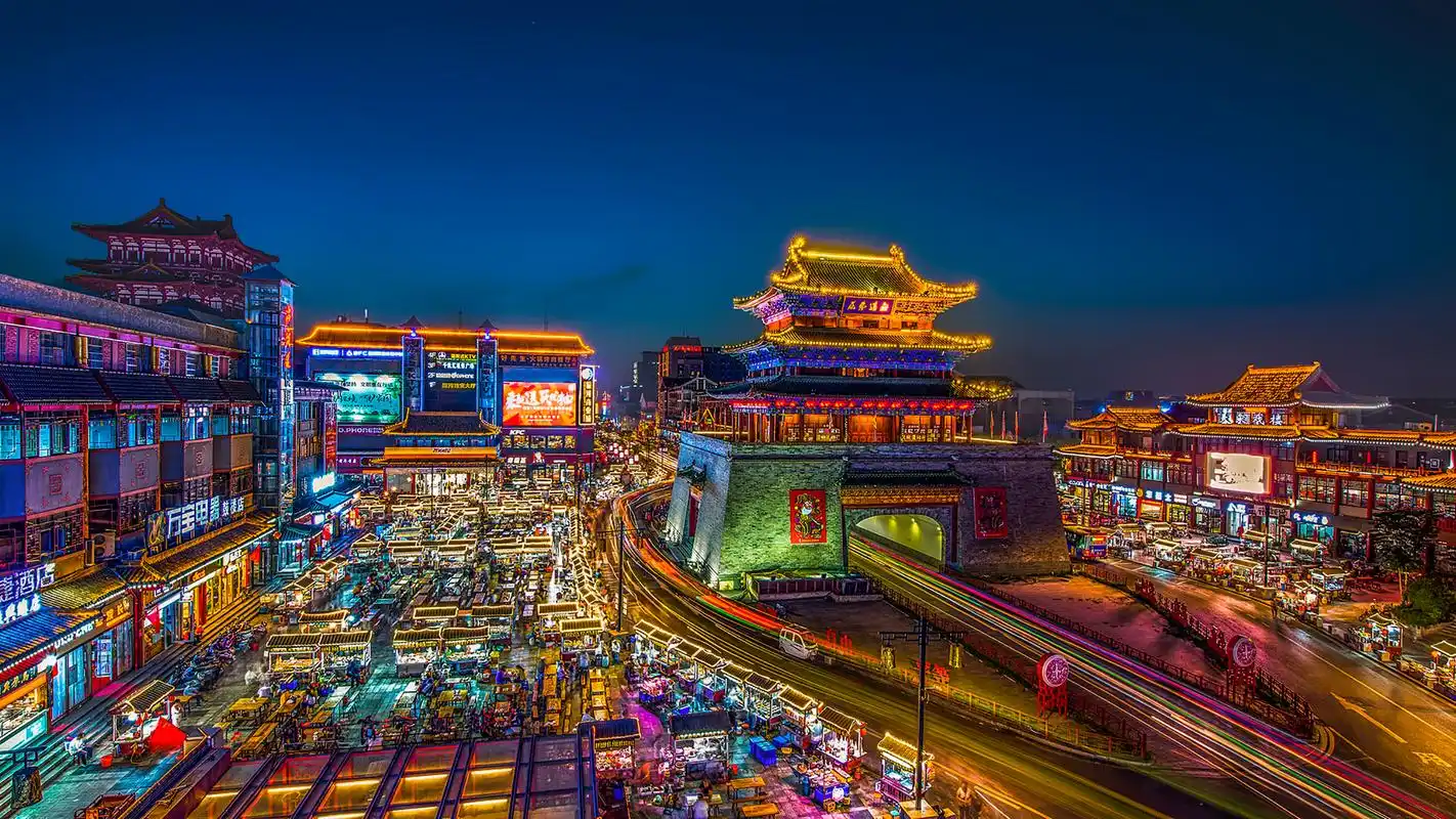 鼓楼广场"如要闹去处,通宵不绝",鼓楼广场是当今开封市最大的夜市所在