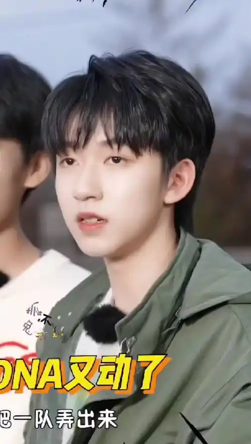 贺峻霖我可以魂穿乒乓球拍吗治愈系笑容可爱不过贺宝真的好好看呐