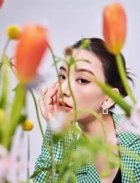 再加上照片背景色,方媛完全就是