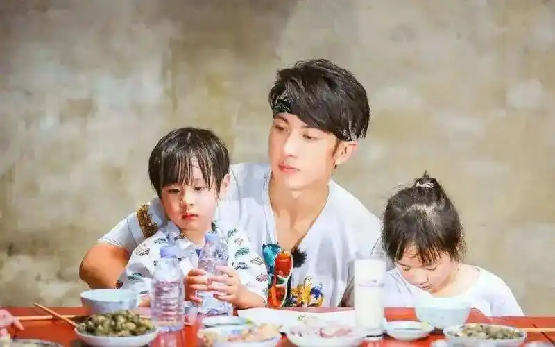 原创爸爸去哪儿被嫌弃的星二代近照曝光引争议最后一位认不出