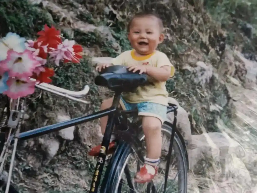 给你们看看什么叫亲生的,小时候的爸爸vs儿子 #父子俩 #复 - 抖音