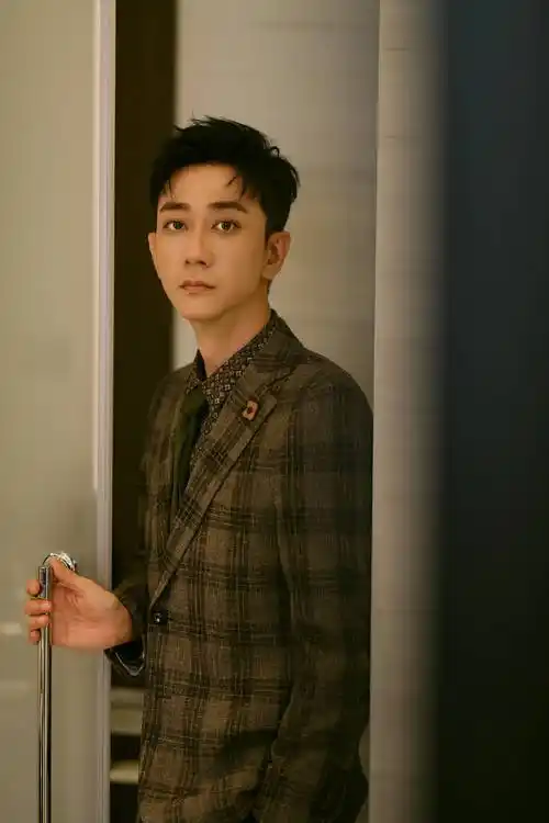 作为演员,变化的是外在形象,不变的是对戏剧的热爱;期待演员王自健不