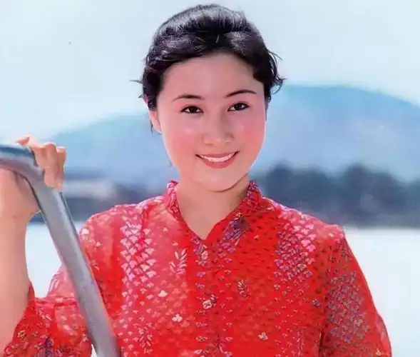 《少林寺》走红后,李连杰成了功夫巨星,牧羊女丁岚去哪里了?