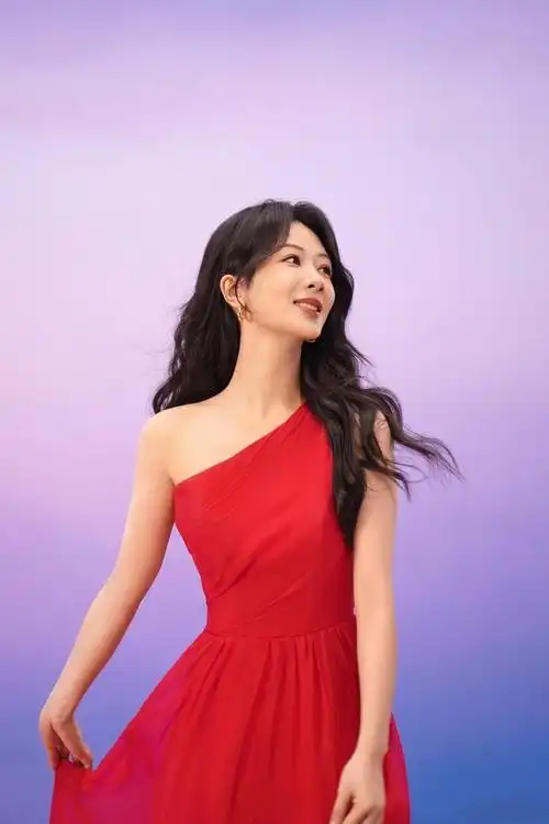 杨紫工作花絮图送达红色斜肩裙造型好明媚