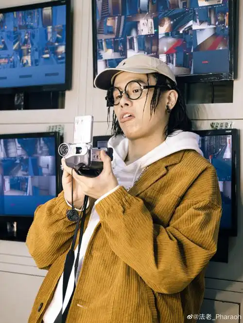 甚至很多不听说唱的人也知道有法老这样一名说唱歌手