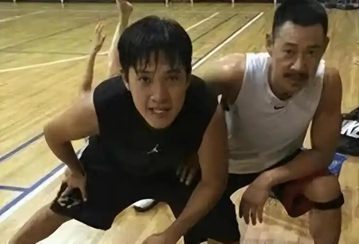 回顾霍凡被丈夫张丰毅宠溺结婚29年无儿女用爱温暖了继子