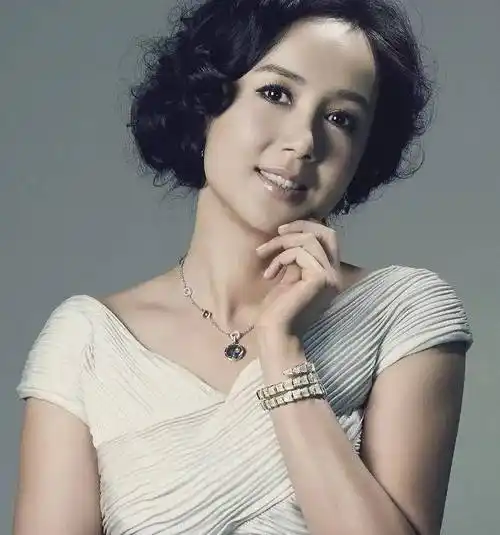 原创国内唯一两轮满贯演员蒋雯丽收养孤儿还为养女寻找亲生父母