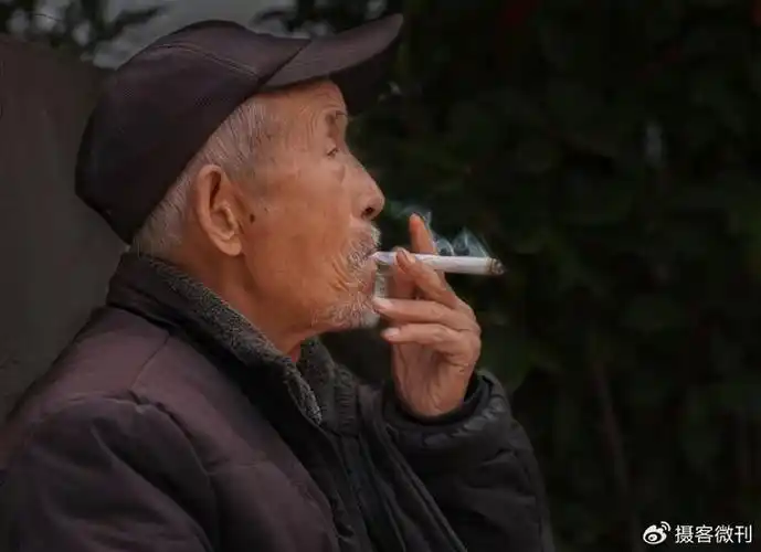 九九重阳节摄影师用镜头记录白发老人为平凡伟大的父亲母亲献礼