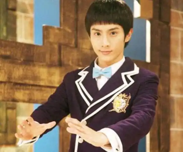 萌学园#"艾瑞克,乌克娜娜怎么样了"坚尼跟蓝宝来到了保健室看望乌克