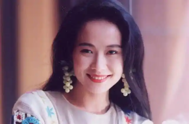 如今已经58岁的叶童,在照片中顶着一头白发,其实在这个年龄拥有一头