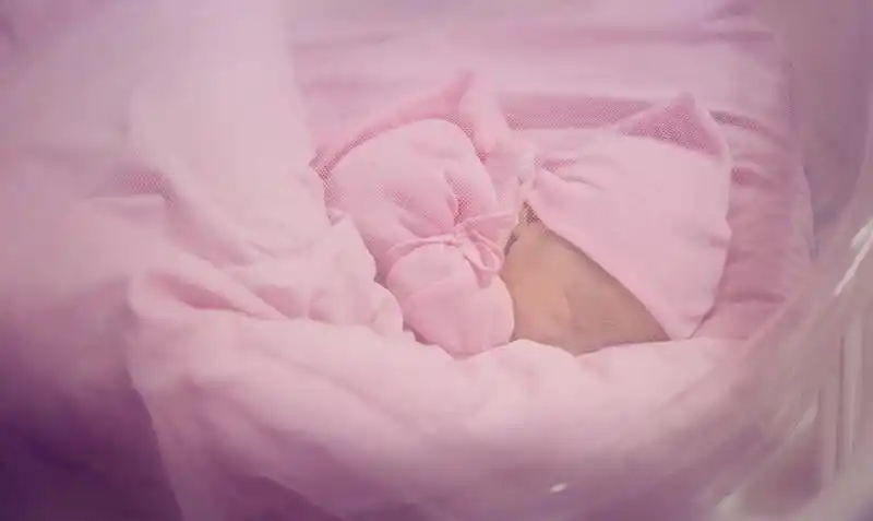 宝宝的第一张照片  刚刚推出产房的宝宝 第一次作为爸爸的签名 出生