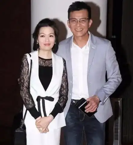 回顾梁洁华去世后葬礼上哭到昏厥发誓不再娶的黄日华怎样了