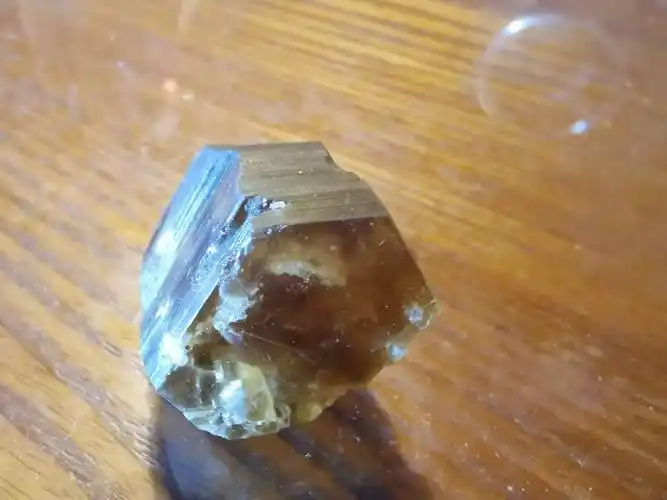 金云母,片状的解里是云母典型形状,云母是重要的电气材料.