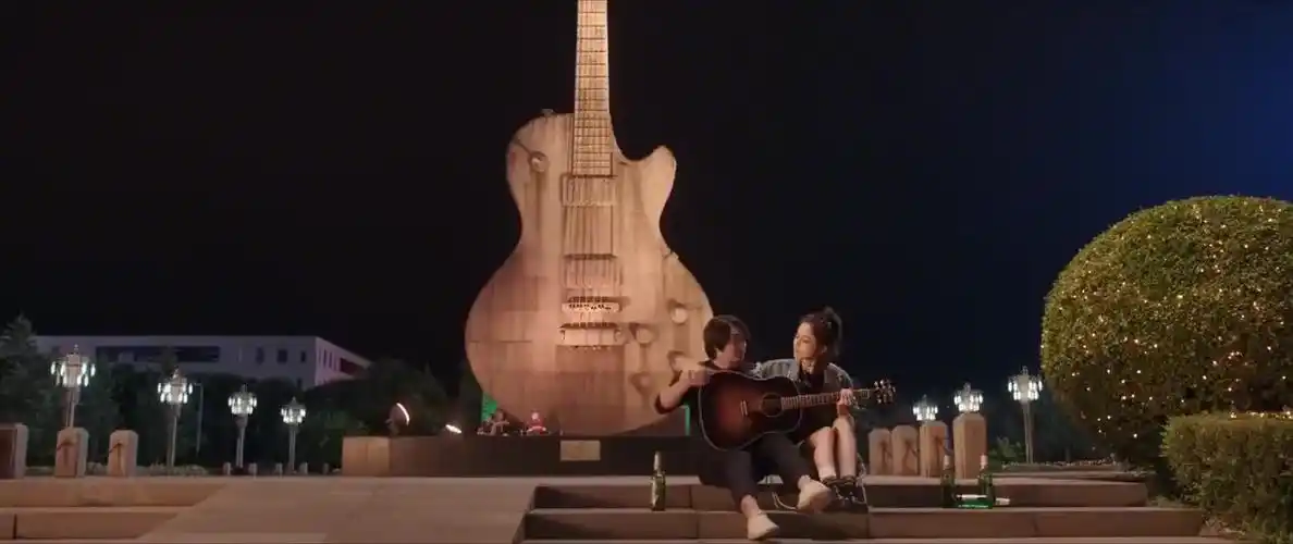 缝纫机乐队吉他竟然也能两个人一起弹真是满屏幕的狗粮