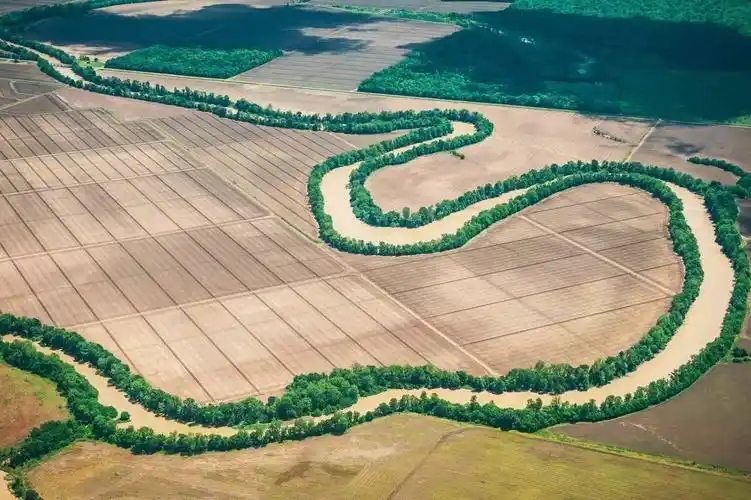 密西西比河的滋养下成为中部大平原和低地的重要水源包括北美的